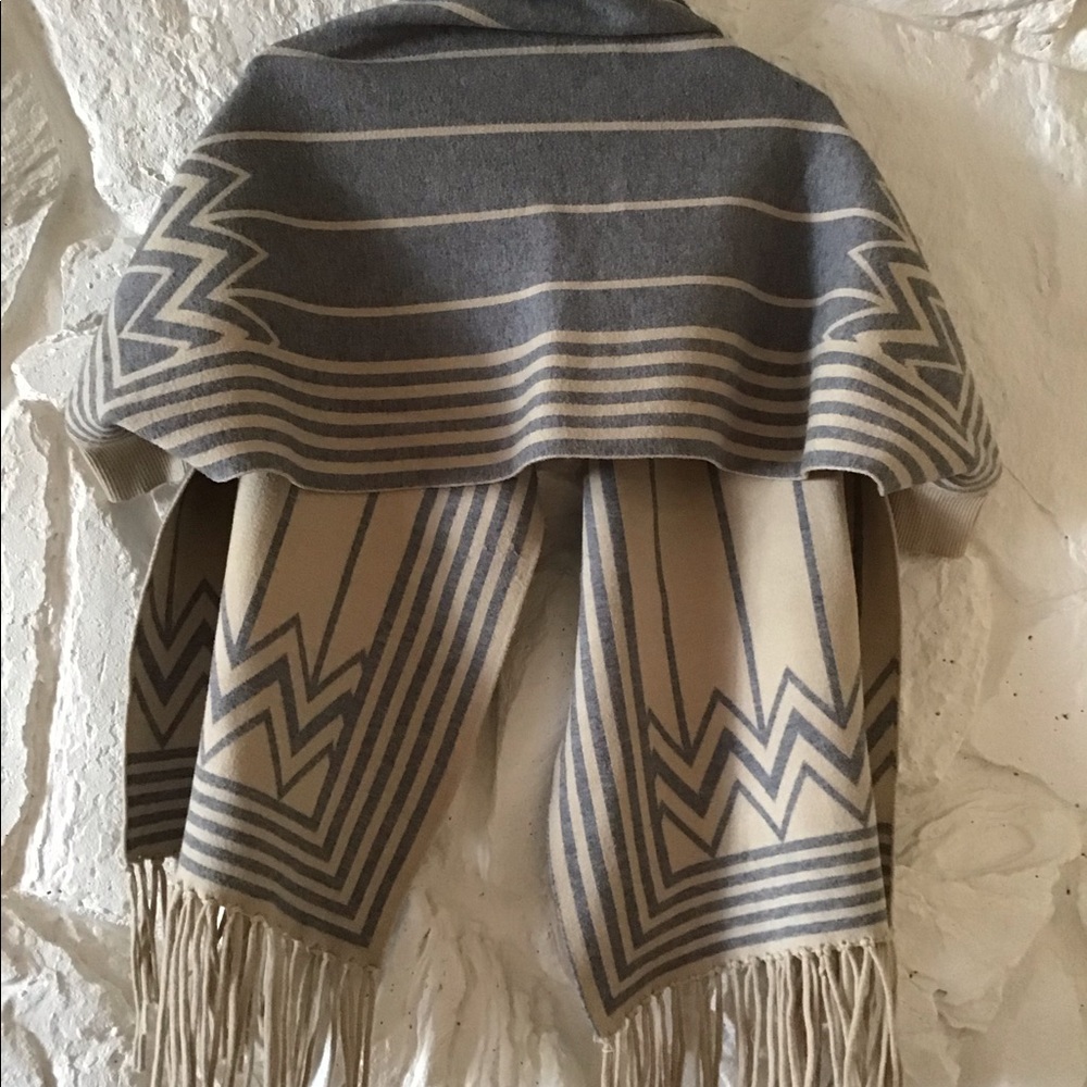 BCBG Poncho - Picture 3 of 13